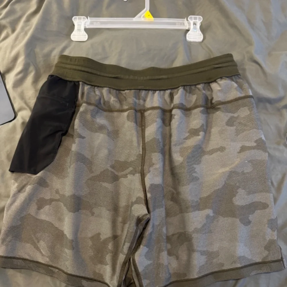 Camo Men's Lululemon Shorts - Picture 8 of 9